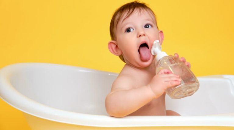 هل يسبب بلع الصابون السائل ضررا للأطفال ؟