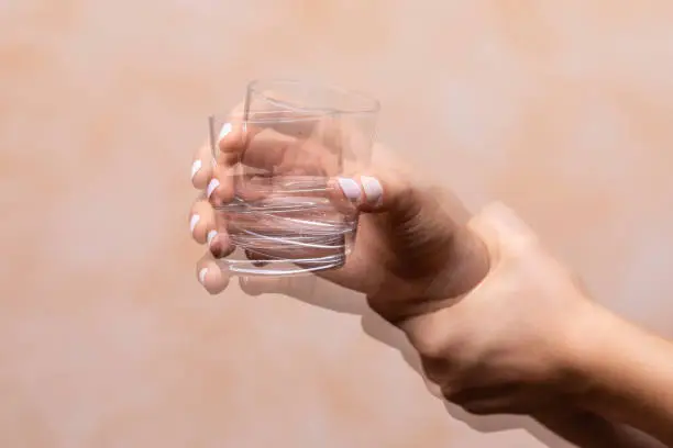 ما يجب أن تعرفه عن رجفة اليد ما يجب أن تعرفه عن رجفة اليد
