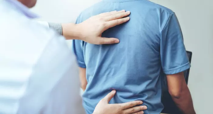 ما هي أسباب الألم بين الكتفين ؟ أسباب الألم بين الكتفين